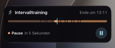 Eine Live-Aktivität auf dem Sperrbildschirm für das Intervalltraining, mit der Endzeit, der nächsten Übung und einer Pause-Taste.